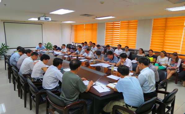 積極貫徹政府會(huì)議精神 迎接“十一黃金周” 迪尼斯酒店開元店組織全體員工認(rèn)真學(xué)習(xí)《食品安全法》