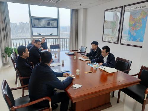 3月3日,陕西中孚房地产董事长张小博一行到宝鸡港务区考察,就